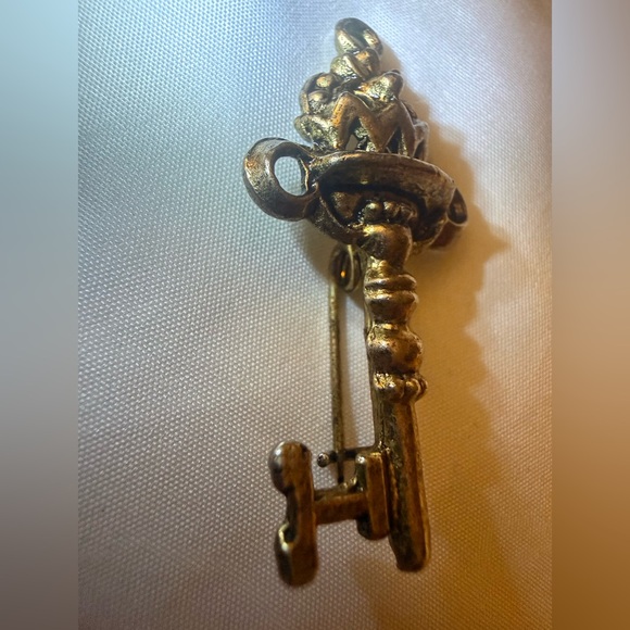 Skeleton Key Victorian style Brooch - Picture 8 of 11